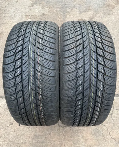 Background image for 2x Winterreifen 225/40 R18 92V XL Bridgestone Blizzak LM001 RFT Runflat * 2020 DEMO