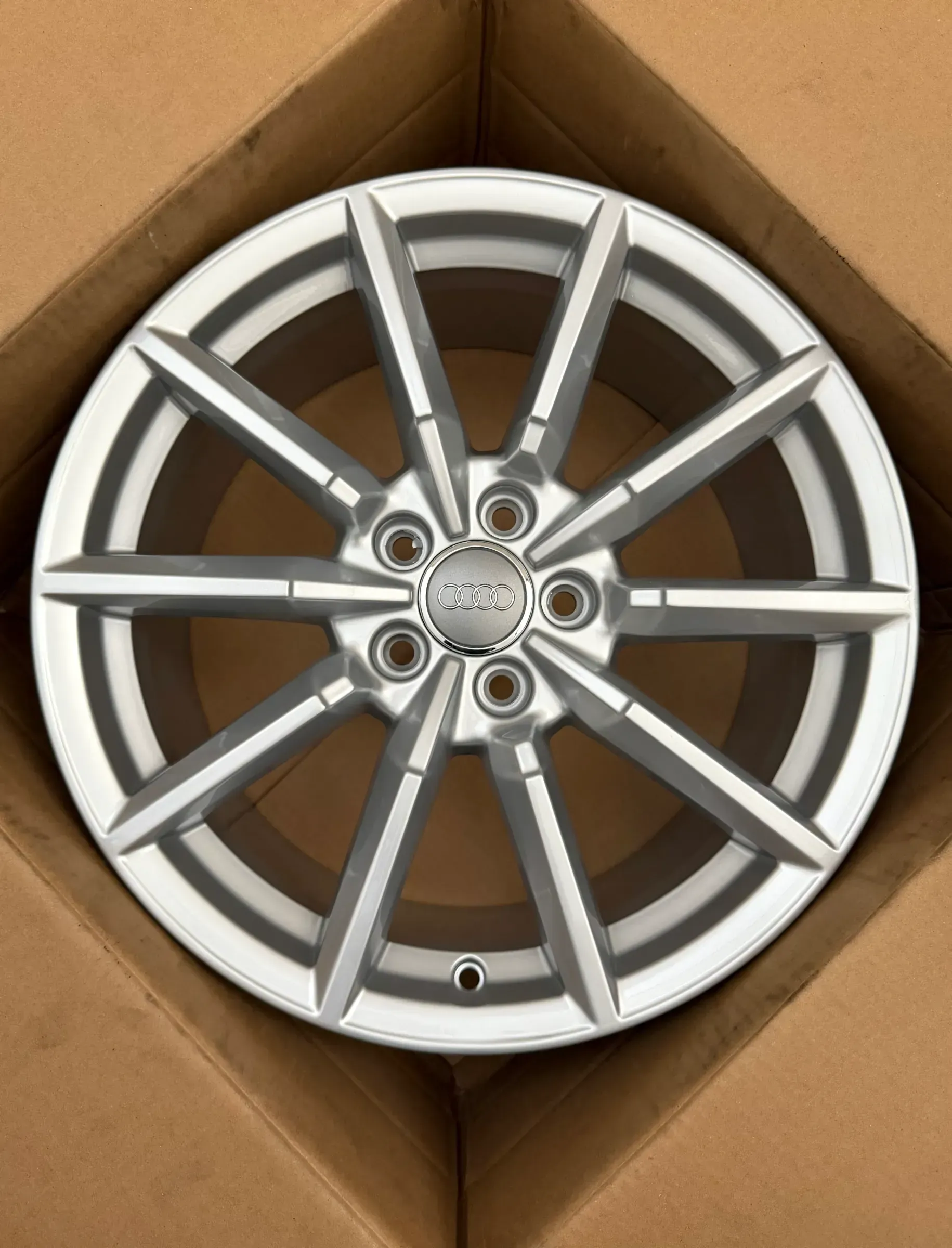1x Original Audi TT 8S 18 Zoll Alufelge 8S0601025C 10-Speichen-Design 8,5Jx18 ET50 NEU - Bild 1