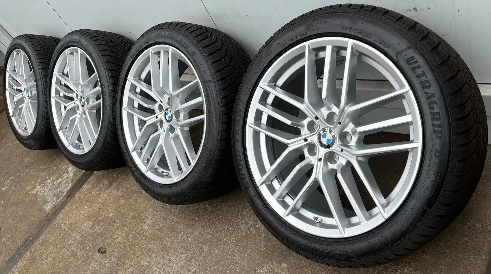 4x Original BMW 5er & I5 G60 G61 19 Zoll Winterräder Dreifachspeiche 933  DOT21 8mm - Bild 1