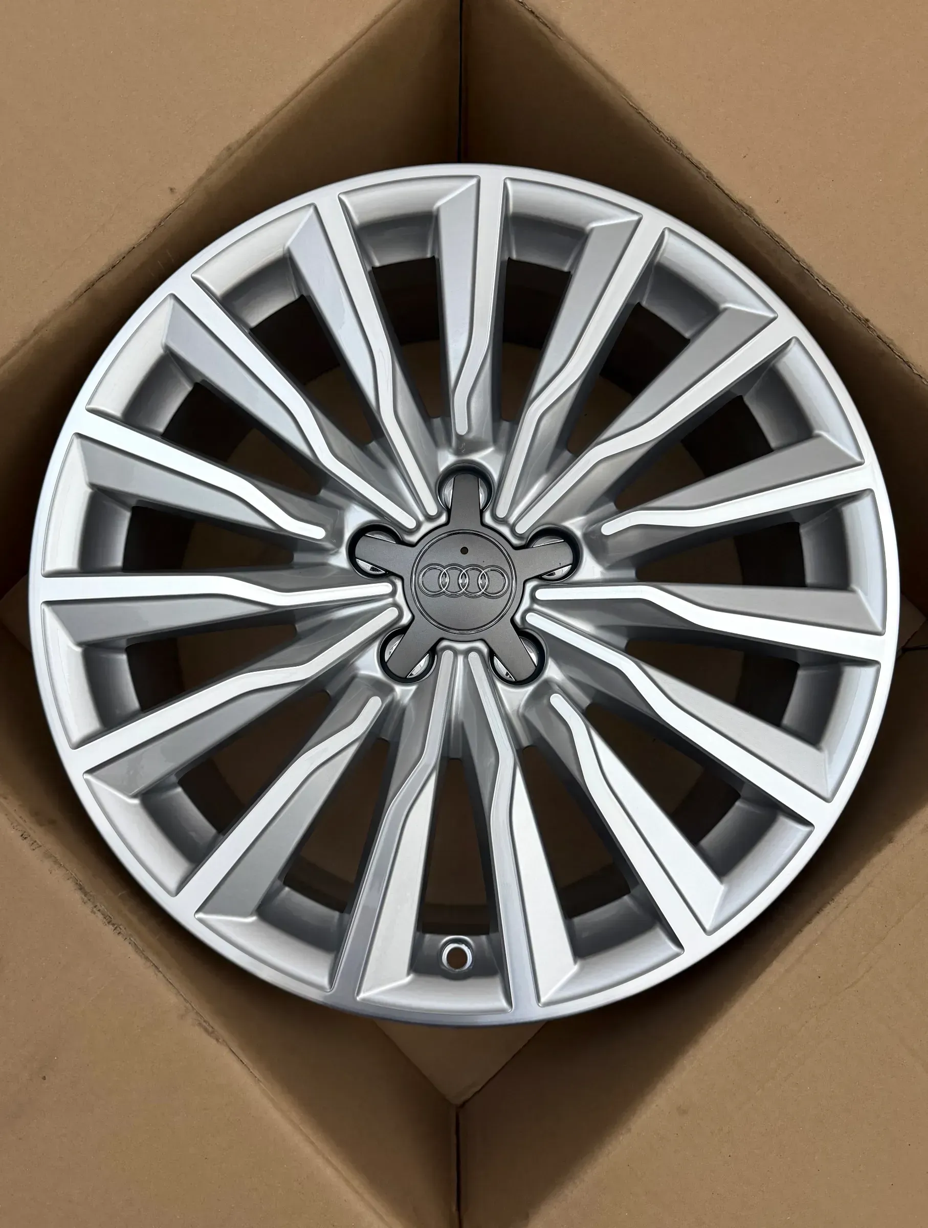 1x Original Audi A3 S3 8V 18 Zoll Alufelge S Line 8V0601025CD Bicolor 7,5JX18 ET51 NEU - Bild 1