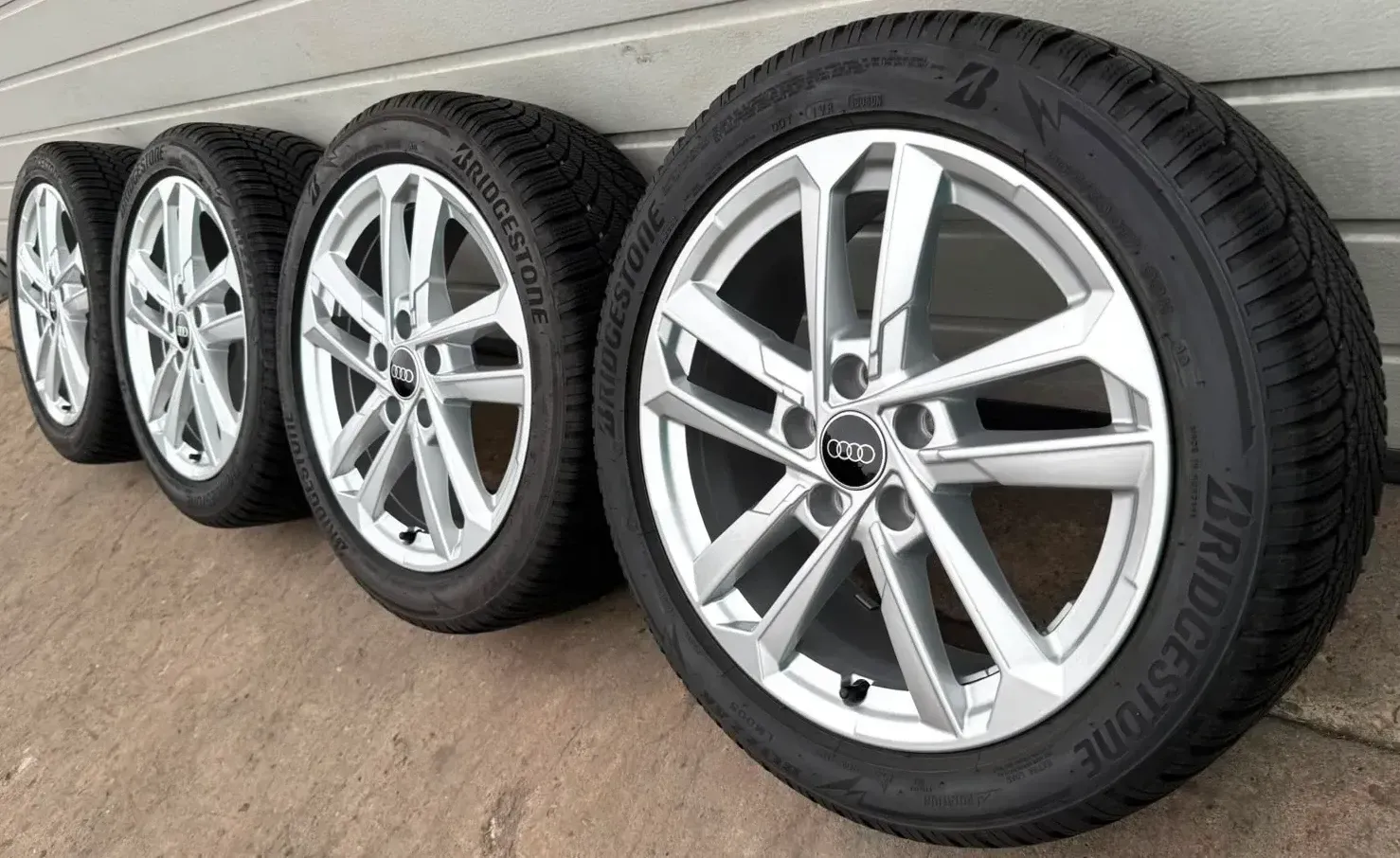 4x Original Audi A3 S3 8Y 17 Zoll Winterräder 5-V-Speiche 8Y0601025L DOT23 6-7mm - Bild 1
