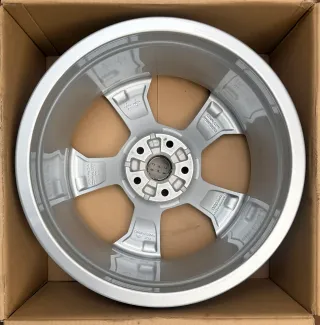 1x Original Audi A3 S3 8Y 18 Zoll Alufelge 5-Arm-Dynamik 8Y0601025J 8Jx18 ET46 NEU - Bild 3