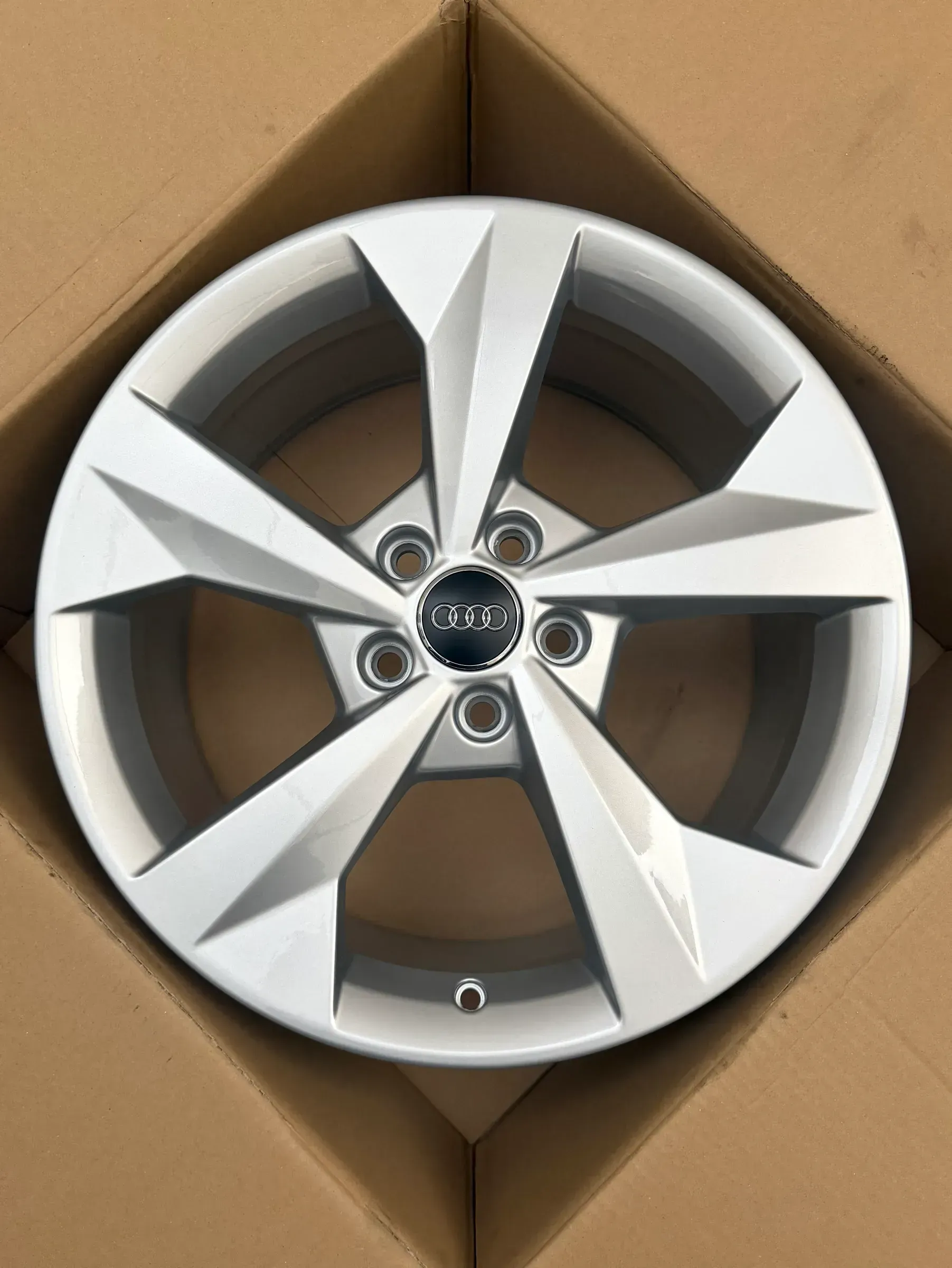 1x Original Audi A3 S3 8Y 18 Zoll Alufelge 5-Arm-Dynamik 8Y0601025J 8Jx18 ET46 NEU - Bild 1