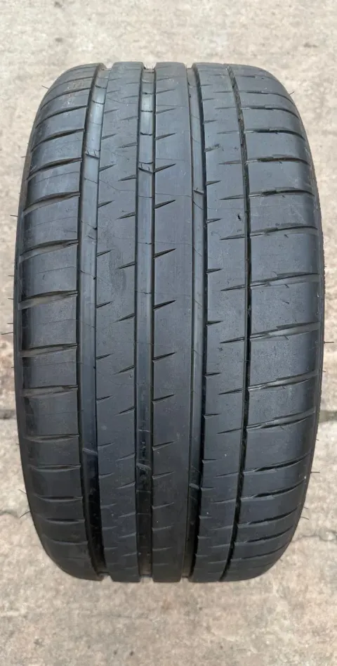 Background image for 1x Sommerreifen 275/35 ZR19 100Y XL Michelin Pilot Sport 4 S * DOT23 6,7-7,6mm