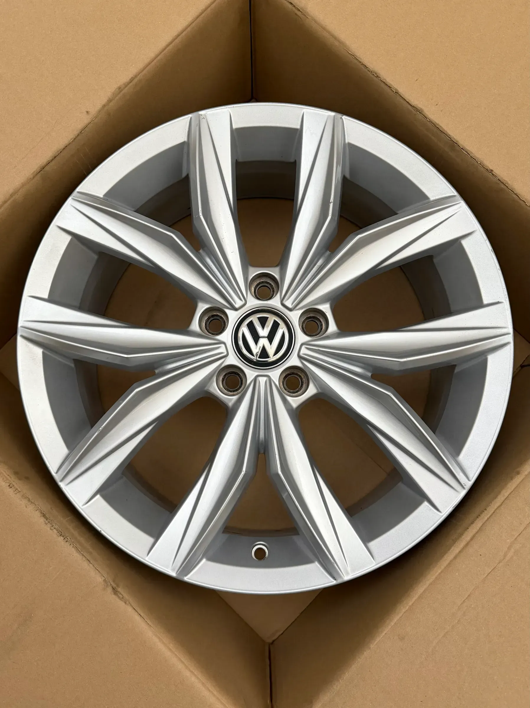 4x Original VW Tiguan II AD1 Allspace 18 Zoll Alufelge Kingston 5NN601025N 7Jx18 ET43 - Bild 1