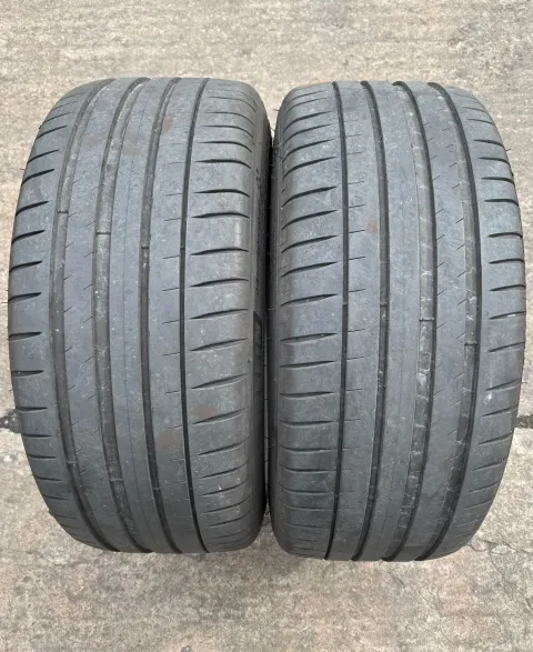 Background image for 2x Sommerreifen 225/45 R18 95Y XL Michelin Pilot Sport 4 ZP Runflat * DOT20 5,2-5,8mm