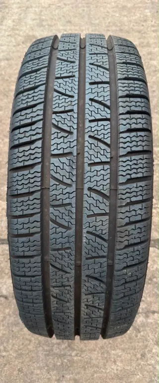 Background image for 1x Winterreifen 235/65 R16C 115/113R Pirelli Carrier Winter DOT24 9,7-10mm