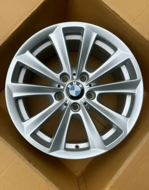 Background image for 1x Original BMW 5er F10 6er F12 F13 F06 17 Zoll Alufelge V Speiche 236 6780720 8JX17 ET30