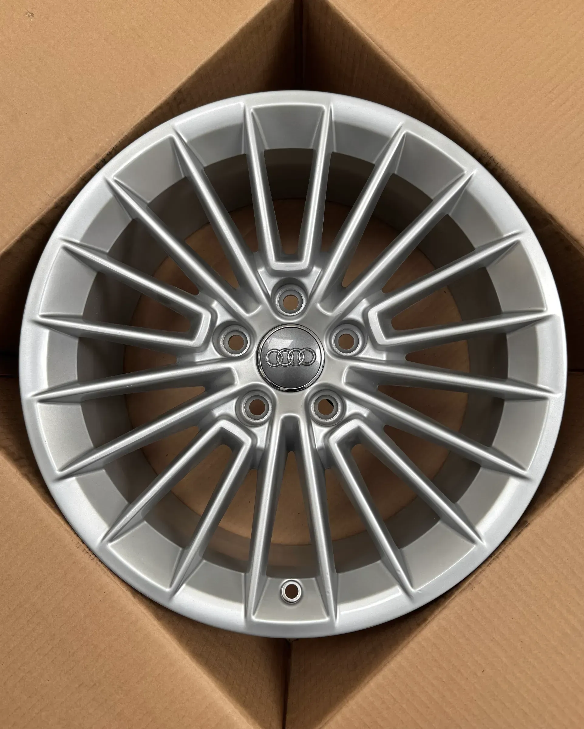 1x Original Audi A3 S3 8Y 17 Zoll Alufelge Vielspeichen-Design 8Y0601025B 8,0Jx17 ET46 TOP - Bild 1