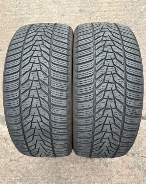 Background image for 2x Winterreifen 225/40 R18 92V XL Hankook Winter I*Cept EVO 3 W330 DOT22 5,6-6,2mm