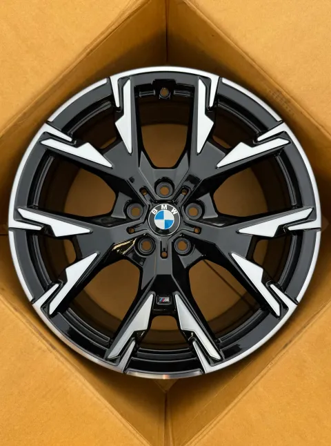Background image for 1x Original BMW 1er F70 19 Zoll Alufelge Y-Speiche M976 5A45267 8,0JX19 ET53 NEU