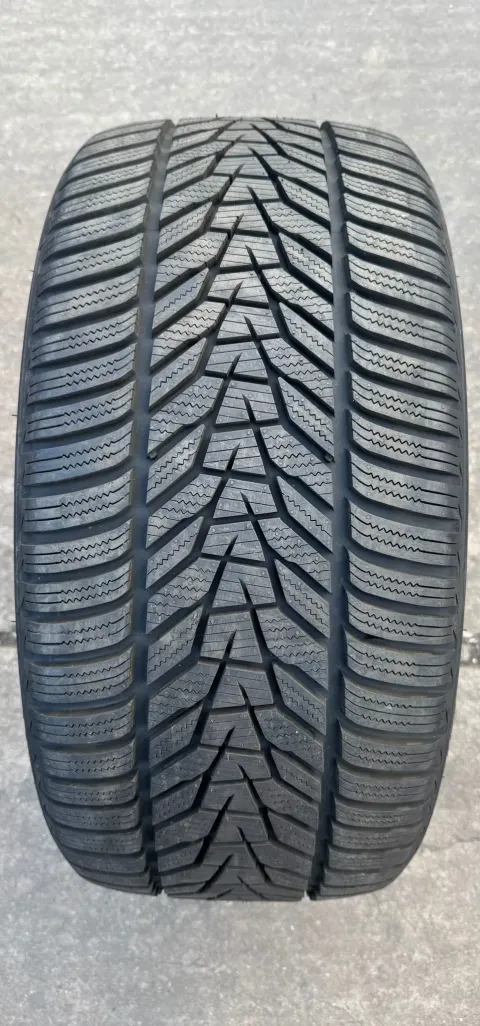 Background image for 1x Winterreifen 245/40 R19 98V XL Hankook Winter I*Cept EVO3 W330 DOT23 DEMO NEU