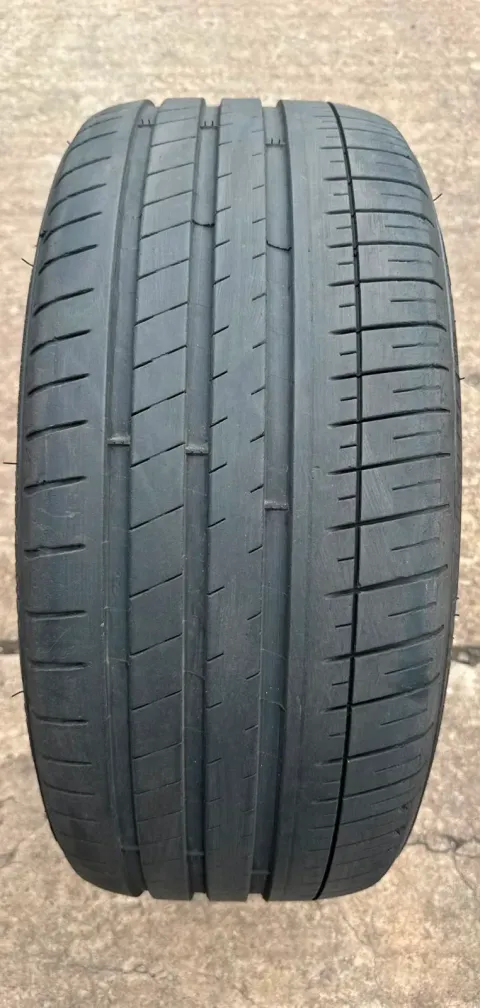 Background image for 1x Sommerreifen 245/35 R20 95Y XL Michelin Pilot Sport 3 ZP RSC Acoustic MOE * DOT19 5,8-6,2mm