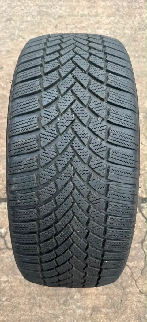 Background image for 1x Winterreifen 225/45 R18 95V XL Bridgestone Blizzak LM005 DOT20 6,9-7,8mm