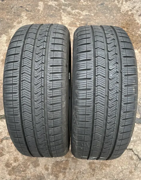 Background image for 2x Allwetterreifen 235/65 R17 108V XL Vredestein Quatrac 5 DOT19 6,7-7,1mm