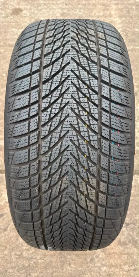 Background image for 1x Winterreifen 245/40 R19 98V XL Goodyear UltraGrip Performance 3 DOT24 8-8,2mm