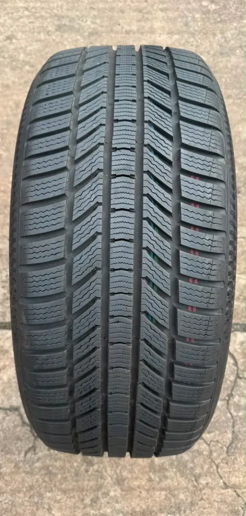 Background image for 1x Winterreifen 225/40 R18 92V XL Continental Winter Contact TS870P DOT23 7,2-7,9mm