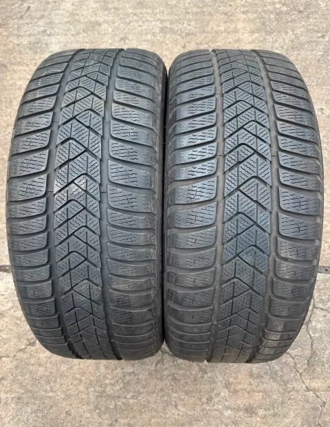 Background image for 2x Winterreifen 245/40 R19 98V XL Pirelli Winter Sottozero 3 RFT RSC Runflat MOE * DOT17 5,5-6,1mm