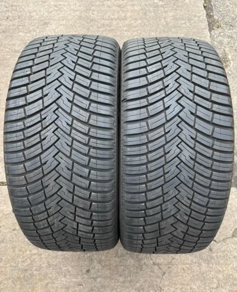 Background image for 2x Allwetterreifen 245/40 R19 98Y XL Pirelli Cinturato AllSeason SF2 DOT23 7,2-7,6mm