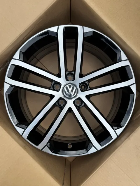 Background image for 1x Original VW Golf VII 7 5G 18 Zoll Alufelge Nogaro 5G0601025AQ 7,5Jx18 ET49 NEU