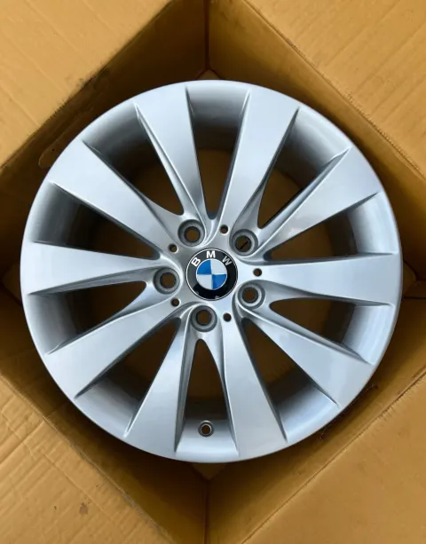 Background image for 1x Original BMW 3er F30 F31 4er F32 F33 F36 17 Zoll Alufelge V Speiche 413 6796240 TOP