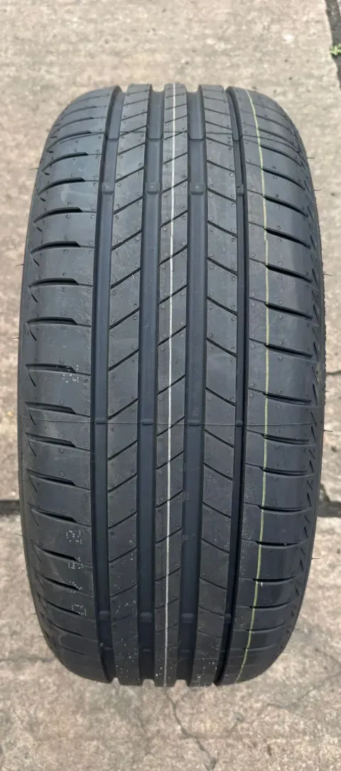 Background image for 1x Sommerreifen 225/45 R18 95Y XL Bridgestone Turanza T005 * DOT25 NEU