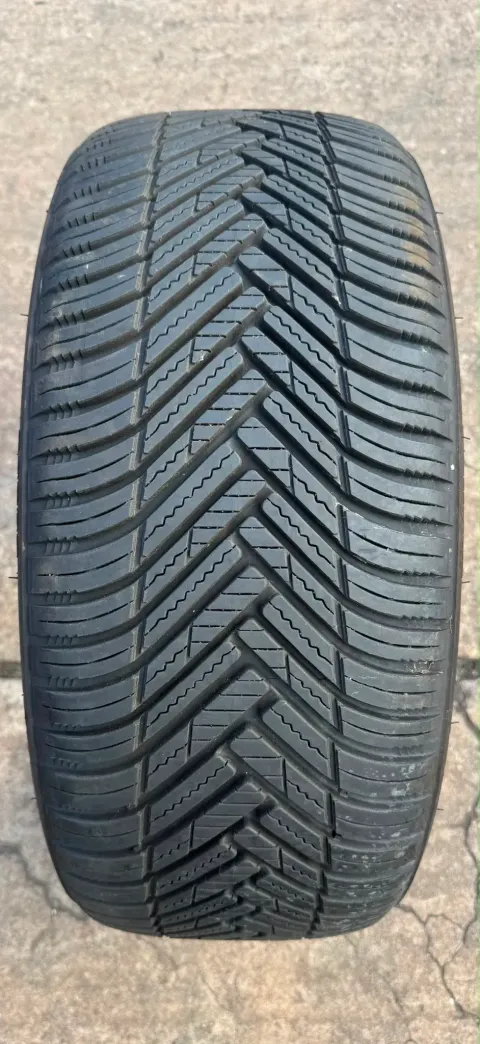 Background image for 1x Allwetterreifen 205/40 ZR17 84W XL Hankook Kinergy 4S 2 H750 DOT23 7,4-8mm