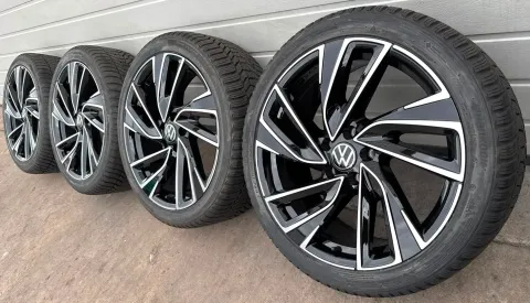 Background image for 4x Original VW Passat 3G B8 19 Zoll Winterräder Adelaide 3G8601025AA DOT24 NEU