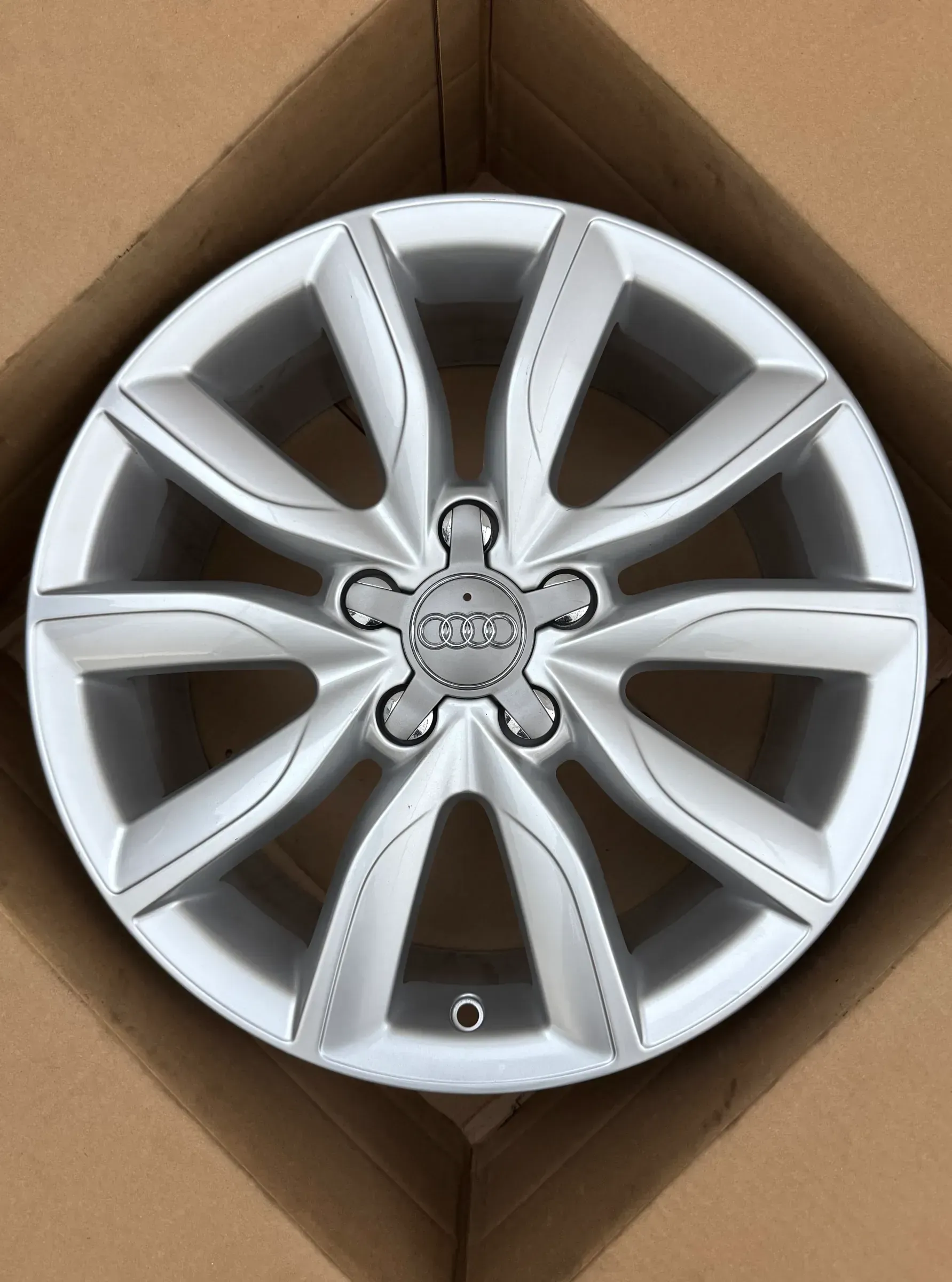 Original Audi A3 S3 8P 17 Zoll Alufelge 5-V-Speichen-Design 8P0601025BK 7,5Jx17 ET56 - Bild 1