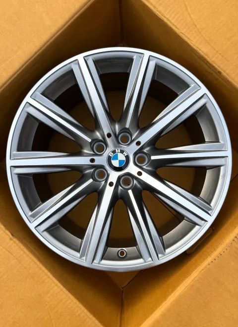 Background image for 1x Original BMW 5er G30 G31 18 Zoll V Speiche 684 Alufelge 6874440 8,0JX18 ET30 NEU
