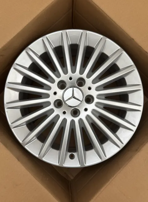 Background image for 1x Original Mercedes C Klasse W205 A205 S205 W205 17 Zoll Alufelge A2054015600 TOP