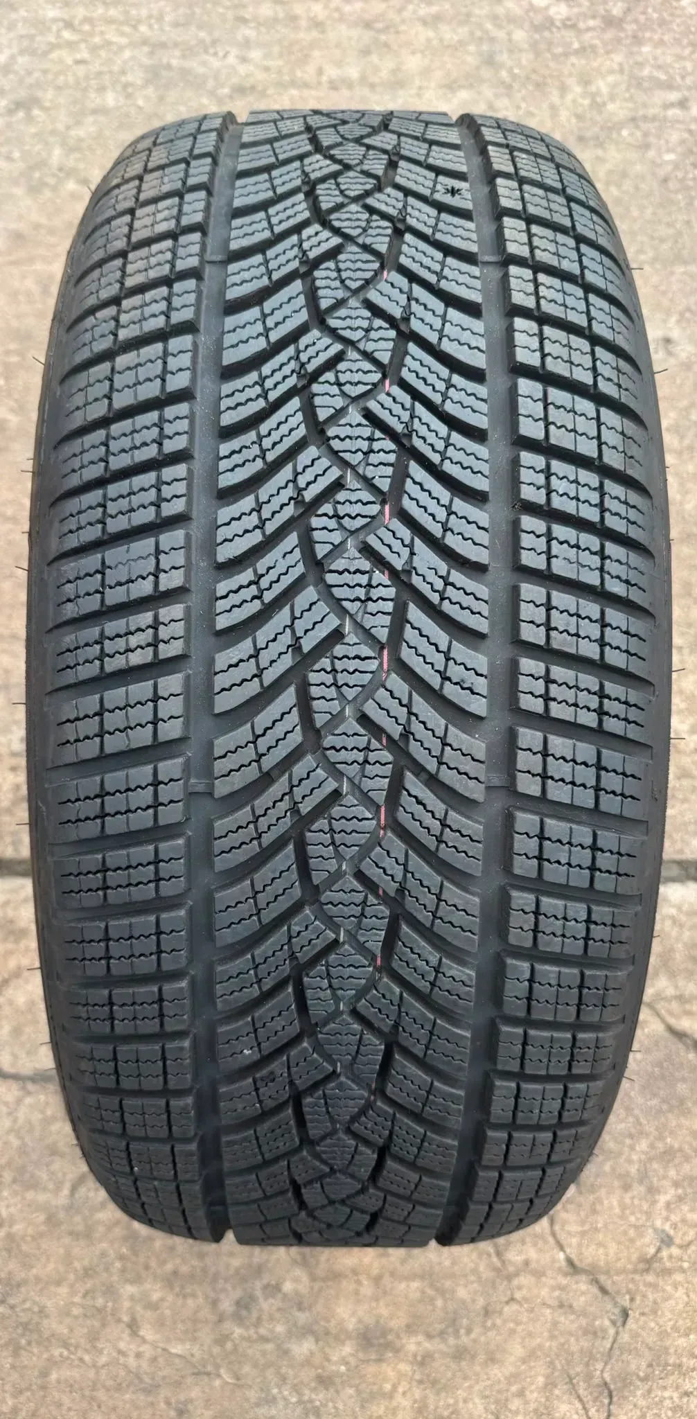 1x Winterreifen 245/45 R18 100H XL Goodyear UltraGrip Performance +(*) DOT25 7,9-8,2mm - Bild 1
