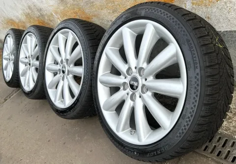 Background image for 4x Original Mini Cooper S 17 Zoll Winterräder Cosmos Spoke 499 Runflat DOT18 7-8mm