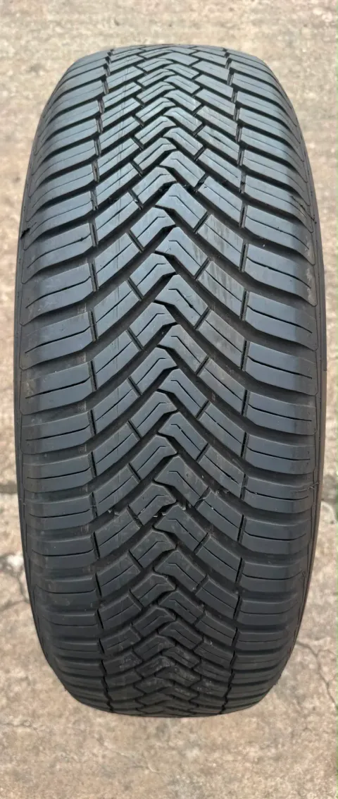 Background image for 1x Allwetterreifen 215/65 R17 99V Continental All Season Contact DOT23 6,8-7,6mm