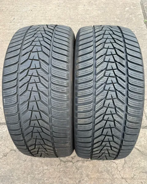 Background image for 2x Winterreifen 255/45 R18 103V XL Hankook Winter I*Cept EVO 3 W330 DOT24 7,3-7,9mm