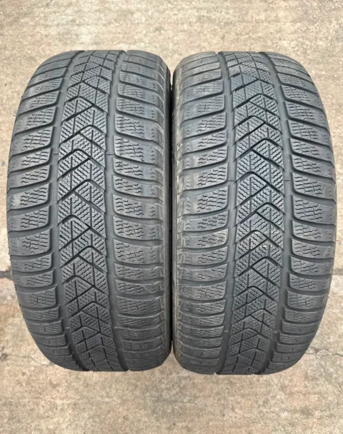 Background image for 2x Winterreifen 245/40 R19 98V XL Pirelli Winter Sottozero 3 RFT RSC Runflat MOE * DOT17 6,2-7mm