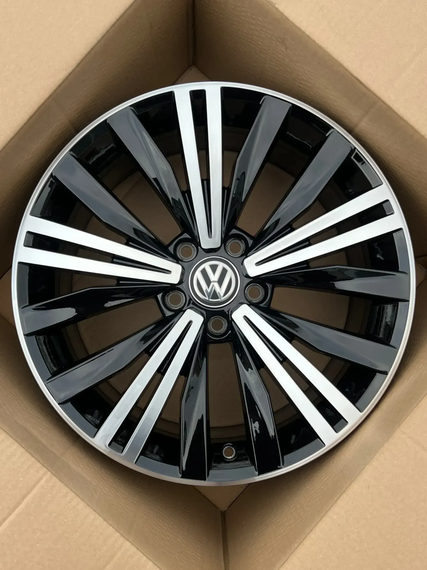 1x Original VW Tiguan 5N AD1 & Allspace 18 Zoll Alufelge Nizza 5NA601025AB 7,0JX18 ET43 Black - Bild 1