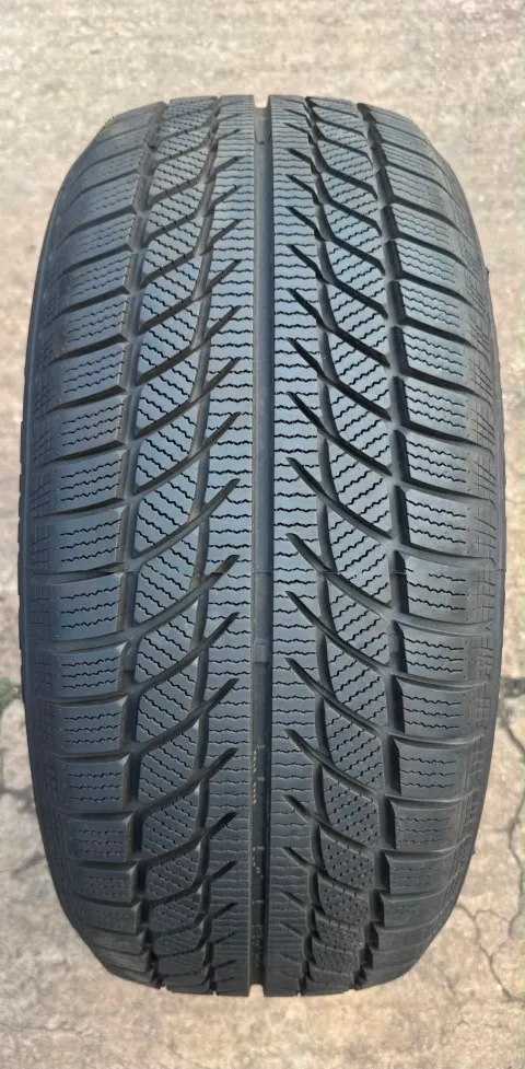 Background image for 1x Winterreifen 235/55 R17 103V XL Goodride SW608 DOT23 7,6-8mm