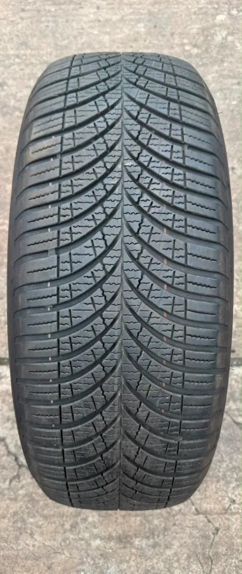 Background image for 1x Allwetterreifen 235/60 R18 107W XL Goodyear Vector 4Season Gen-3 SUV DOT22 5,9-6,5mm