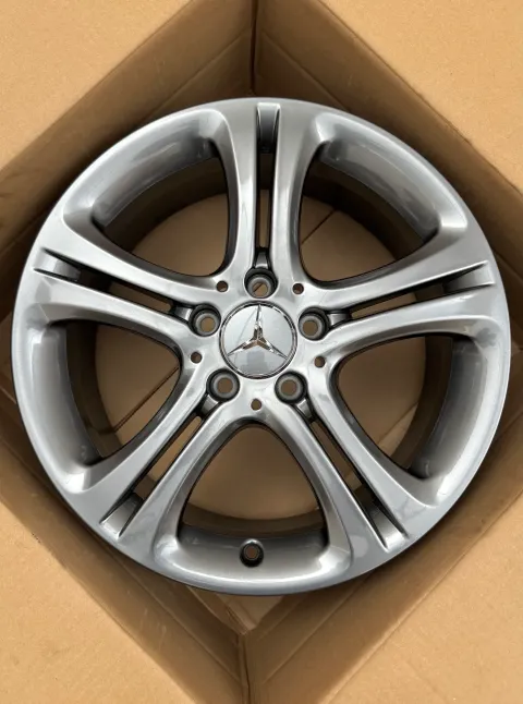Background image for 1x Original Mercedes A W176 B W246 CLA C117 17 Zoll Alufelge A2464011002 7,5JX17 ET52,5 NEU