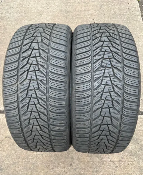 Background image for 2x Winterreifen 245/40 R19 98V XL Hankook Winter I*Cept EVO3 W330 DOT20 6,8-7,3mm