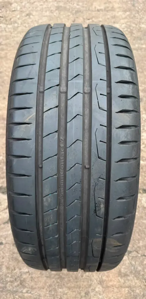 Background image for 1x Sommerreifen 225/45 R17 91Y Continental Premium Contact 7 EV DOT23 7-7,3mm