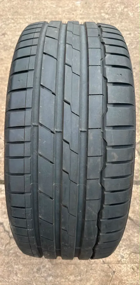Background image for 1x Sommerreifen 255/45 ZR19 104Y XL Hankook Ventus S1 EVO 3 K127 DOT22 7-7,5mm