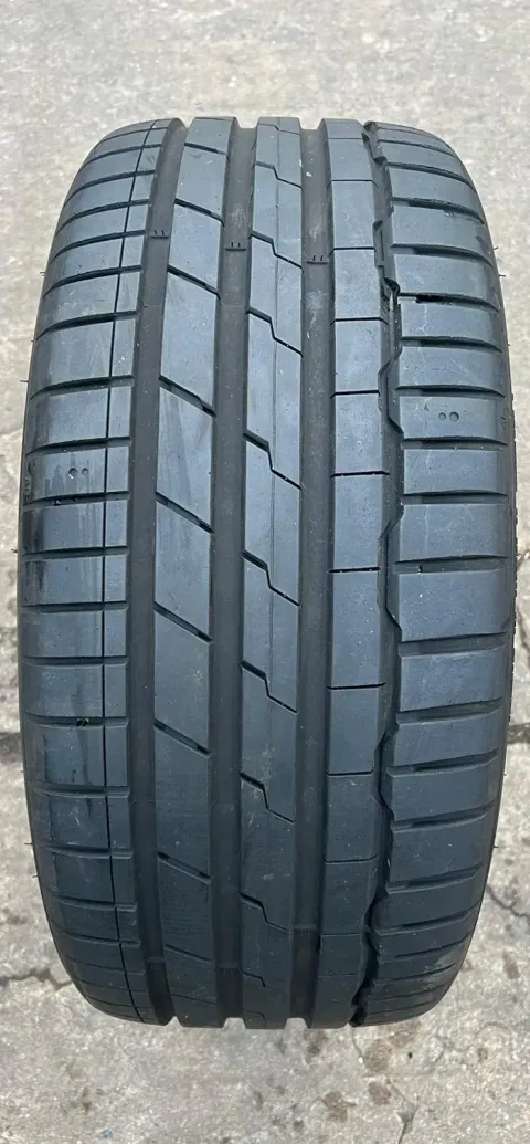 Background image for 1x Sommerreifen 225/40 ZR18 92Y XL Hankook Ventus S1 EVO 3 K127 DOT23 6,9-7,8mm