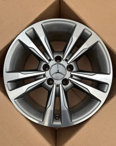 Background image for 1x Original Mercedes E Klasse W212 S212 17 Zoll Alufelge A2124015602 8,0Jx17 ET48 TOP