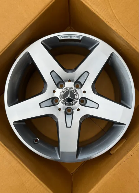 Background image for 1x Original Mercedes GLA X156 18 Zoll AMG Alufelge A1564010500 7,5JX18 ET46 NEU