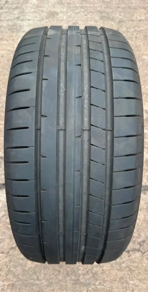 Background image for 1x Sommerreifen 235/40 ZR18 95Y XL Dunlop Sport Maxx RT2 DOT22 7,3-7,6mm