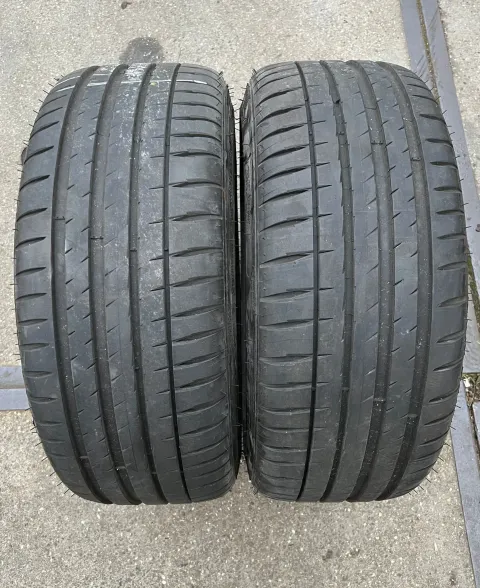 Background image for 2x Sommerreifen 225/40 ZR18 92Y XL Michelin Pilot Sport 4 DOT25 NEU
