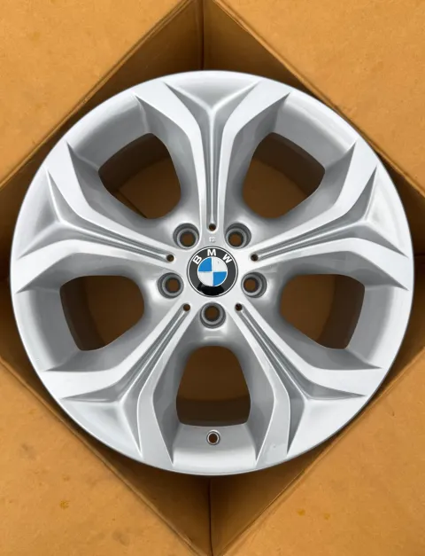 Background image for 1x Original BMW X5 E70 19 Zoll Alufelge Y-Speiche 335 6788009 10,0Jx19 ET53 NEU