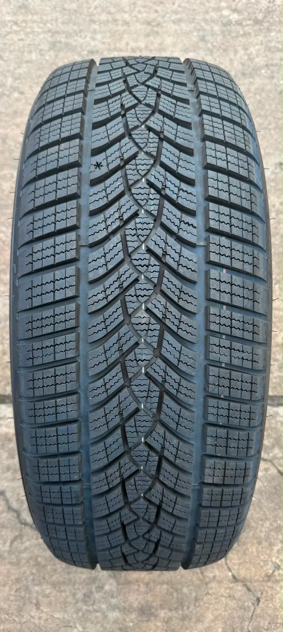 1x Winterreifen 225/55 R17 101H XL Goodyear UltraGrip Performance + (*) DOT22 8,8mm - Bild 1